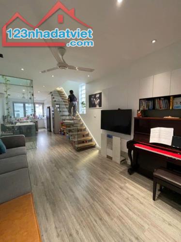 NHÀ ĐẸP ĐÊ LA THÀNH - Có Dòng Tiền - Ở Lại Sướng DT 54m2 7 tầng MT 3.9m Giá 11.9 tỷ