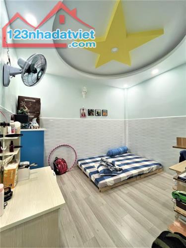 Chủ nhà gửi căn nhà lô góc ngay đường Hoàng Dư Khương, Quận 10