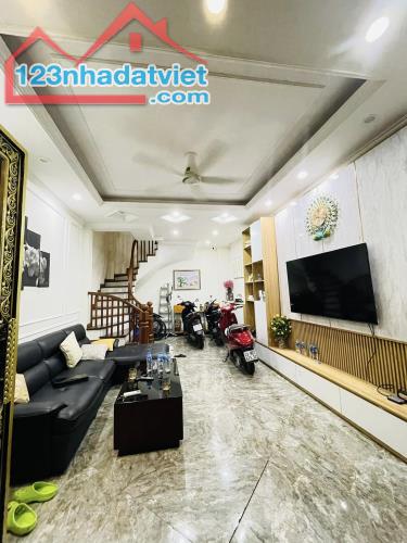Bán nhà dân chắc chắn phố Cự Lộc, 33m2 6,48Tỷ, vài bước ra phố, ngõ rộng thoáng.
