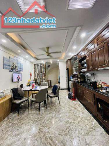 Bán nhà dân chắc chắn phố Cự Lộc, 33m2 6,48Tỷ, vài bước ra phố, ngõ rộng thoáng. - 1