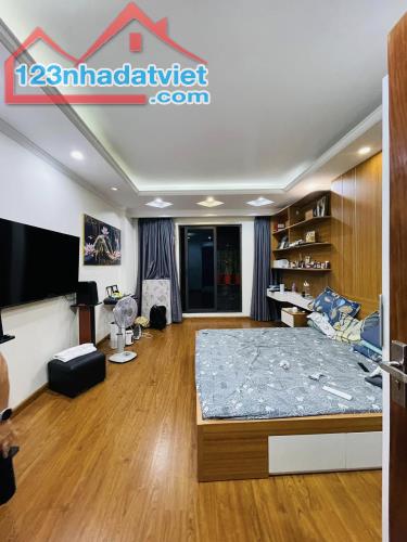 Bán nhà dân chắc chắn phố Cự Lộc, 33m2 6,48Tỷ, vài bước ra phố, ngõ rộng thoáng. - 2