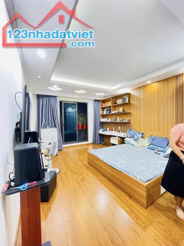 Bán nhà dân chắc chắn phố Cự Lộc, 33m2 6,48Tỷ, vài bước ra phố, ngõ rộng thoáng. - 3
