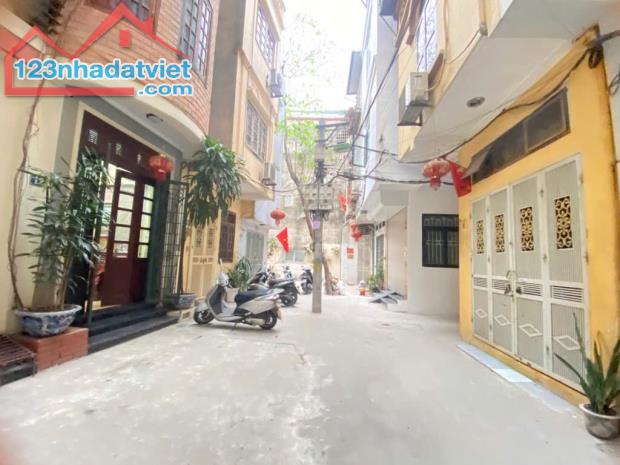 THÁI THỊNH-CHỈ QUANH 5 TỶ-DT38M- LÔ GÓC-2 THOÁNG-10M Ô TÔ TRÁNH- FULL NỘI THẤT NHẬP KHẨU