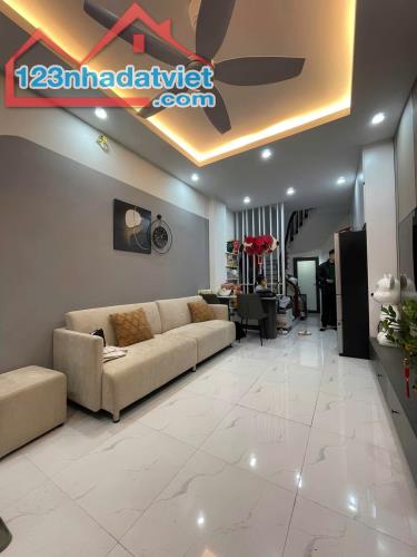 NHÀ ĐẸP HOÀNG MAI - 3 GÁC ĐỖ CỬA - 10M RA Ô TÔ DT 32m2 5 tầng Giá 7 tỷ