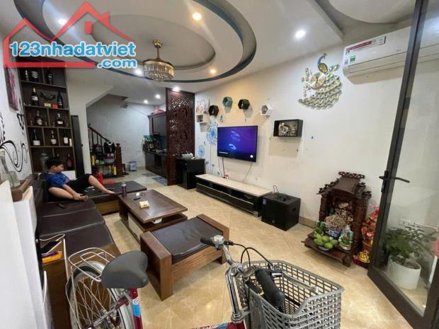 NHÀ ĐẸP ĐỊNH CÔNG THƯỢNG - Ô TÔ ĐỖ CỬA  DT 39m2 5 tầng MT 4m Giá 10.6 tỷ