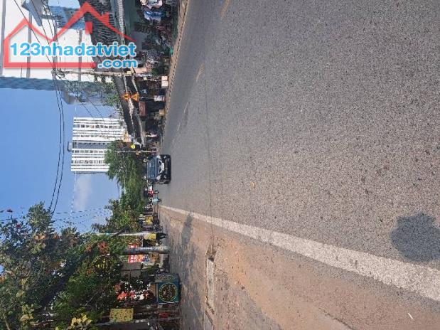 Bán gấp nhà biệt thự mặt tiền Hoàng Quốc Việt 650m2, ngang khủng 13m, SHR, chỉ 87 tỷ.