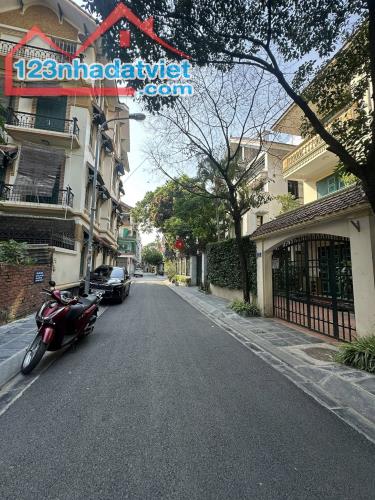 Cần bán gấp nhà phố Khu Đô Thị Định Công,phân lô ô tô vỉa hè đá bóng,tiện ích bạt ngàn,VIP