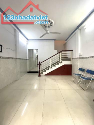 NHÀ ĐẸP QUANG TRUNG GV - GẦN NGÃ 4 VỚI PHẠM VĂN CHIÊU - 2 MẶT HẺM TRƯỚC SAU - 40M² - 3 TẦN - 1