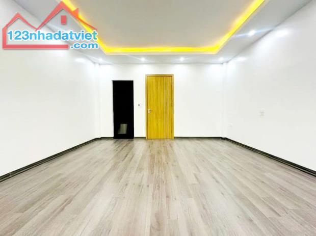 NHÀ MỚI XÂY,CHỦ CẦN BÁN GẤP, 37M ,4 TẦNG, MẶT TIỀN 4M ,KIẾN TRÚC HIỆN ĐẠI ,GẦN PHỐ TRUNG T - 1