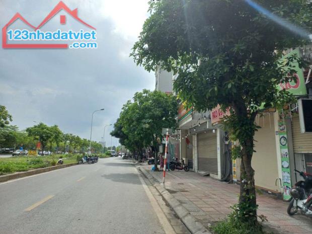 Bán nhà mặt phố Cổ Linh, Long Biên vỉa hè oto tránh kinh doanh sầm uất 155m, mặt tiền: 6m