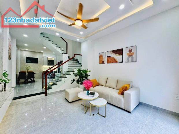 Đẹp lung linh nhà 1 trệt 2 lầu. Tú Xương, Võ Thị Sáu, Quận 3. Cho thuê 16 triệu giá 3,65tỷ - 4