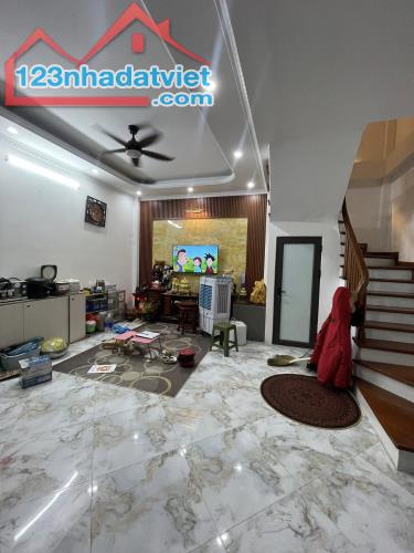 MỘT NHÀ RA Ô TÔ TRÁNH KIM NGƯU  37M 5T MT 4,3M NGÕ RỘNG 3M MỚI Ở LUÔN GIÁ CÓ 9,5 TỶ.