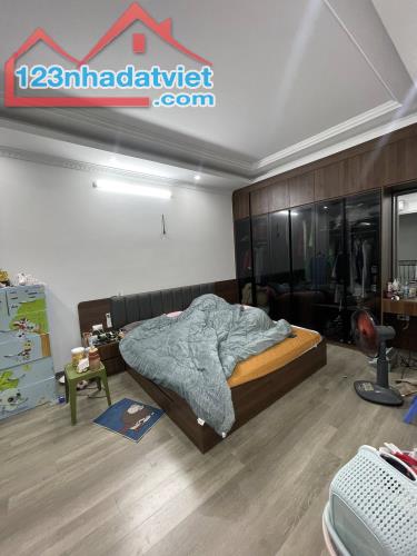 MỘT NHÀ RA Ô TÔ TRÁNH KIM NGƯU  37M 5T MT 4,3M NGÕ RỘNG 3M MỚI Ở LUÔN GIÁ CÓ 9,5 TỶ. - 2