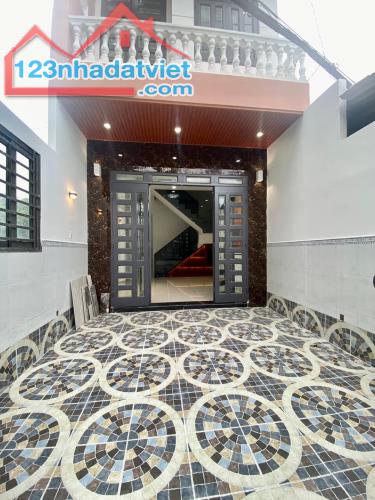 NHÀ 2 TẦNG - MẶT TIỀN ĐƯỜNG NHỰA TRẦN THỊ BỐC - THỚI TAM THÔN HÓC MÔN ĐI BỘ RA CHỢ HÓC MÔN