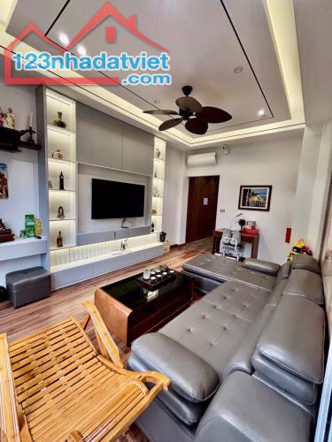 Nhà đẹp nội thất xịn ô tô vào nhà ngõ Phố Lý Sơn Thượng Thanh DT 48m2 . Giá 12.5 tỷ - 2