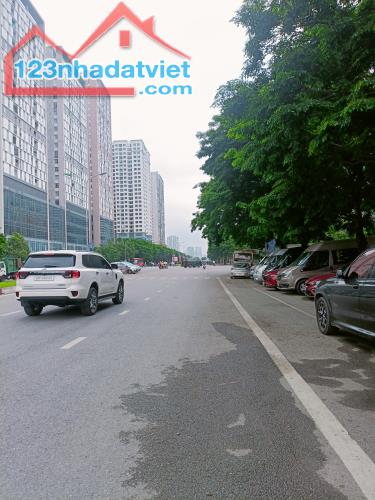 Bán nhà đẹp Xuân La: 77m, 4 tầng, giao thông thuận tiện,