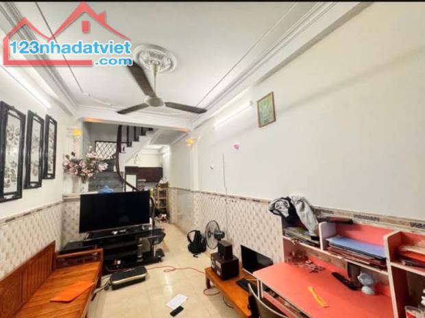 🍕 NHÀ DÂN XÂY TÂN MAI 5,6 TỶ/ 30M2/5 TẦNG - NGÕ THÔNG CÁC NGẢ - ĐỦ CÔNG NĂNG.