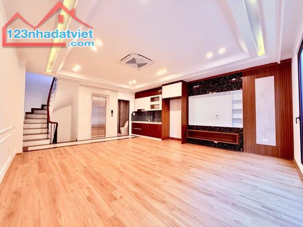 CẦN TÌM KHÁCH SN84- HOÀNG CẦU - 7 TẦNG THANG MÁY - Ô TÔ DỪNG ĐỖ - GẦN HỒ 13,8 TỶ