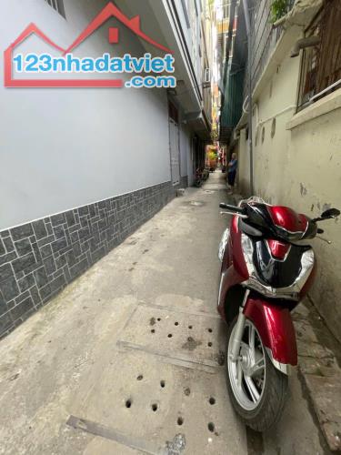BÁN NHÀ PHỐ THÁI THỊNH LÔ GÓC 3 THOÁNG - CÁCH MẶT PHỐ 30M