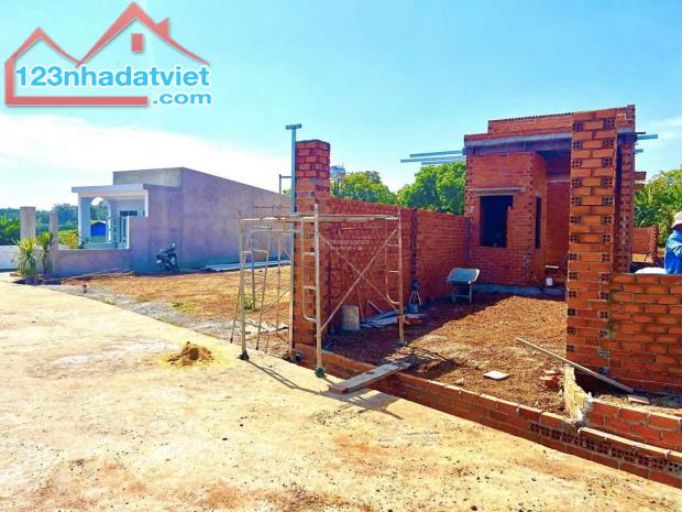 KẸT TIỀN BÁN 210M2 GẦN TRỤC QL 13, SHR CÓ SẴN T.CƯ SÁT CHỢ, TRƯỜNG HỌC. GIÁ 290TR