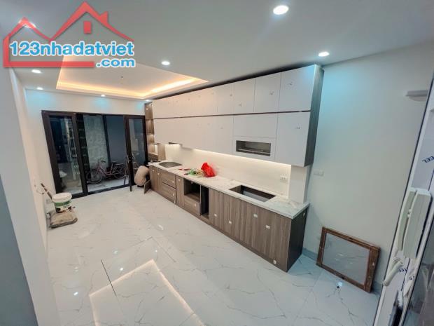 BÁN NHÀ MỚI TINH DƯƠNG VĂN BÉ - HAI BÀ TRƯNG - THANG MÁY - 20M RA PHỐ  Diện tích: 33m² – G