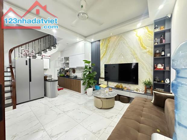 30M RA Ô TÔ TRÁNH, KHƯƠNG TRUNG THANH XUÂN, 50M2 3TẦNG,FULL NỘI THẤT.