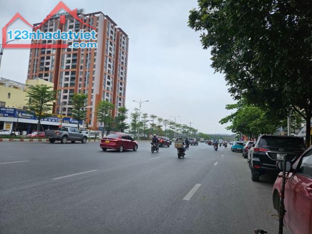 Bán khách sạn Đàm Quang Trung Long biên 121m 7t mt 7m giá 28 tỷ doanh thu 1 tỷ/năm - 5