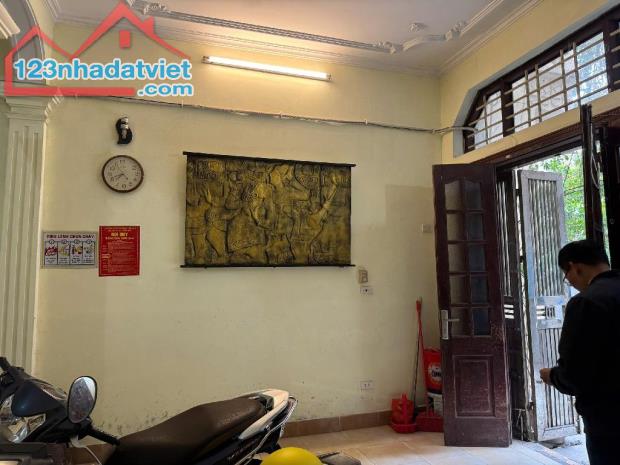 SIÊU PHẨM HOÀNG CẦU 52M CHỈ 13,5 TỶ – NHÀ ĐẸP – MẶT TIỀN QUYỀN LỰC – THOÁNG CÁCH MẶT PHỐ - 1