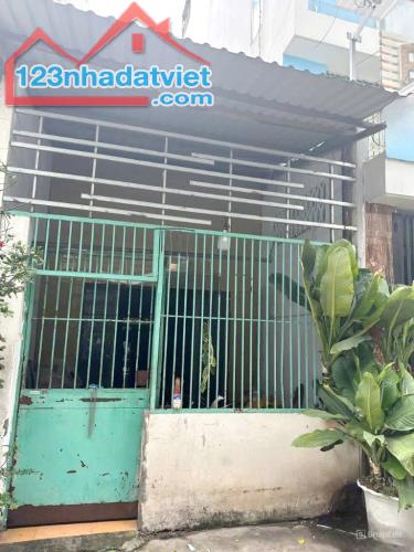 Nhà cấp 4 HXH quay đầu có sân oto đậu Hưng Phú P10Q8