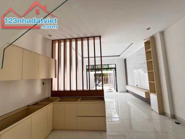 CHUYỂN CÔNG TÁC XA EM CẦN BÁN LẠI NHÀ 2 LẦU SHR CHỈ 700TR SỞ HỮU NGAY - 3