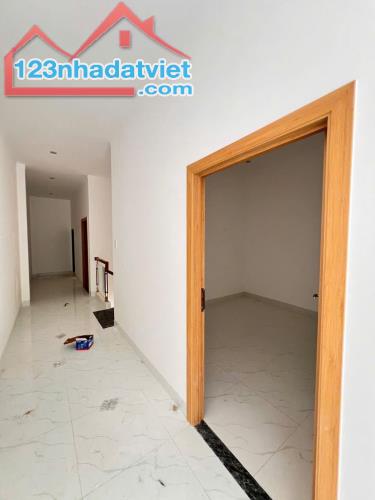 CHUYỂN CÔNG TÁC XA EM CẦN BÁN LẠI NHÀ 2 LẦU SHR CHỈ 700TR SỞ HỮU NGAY - 4