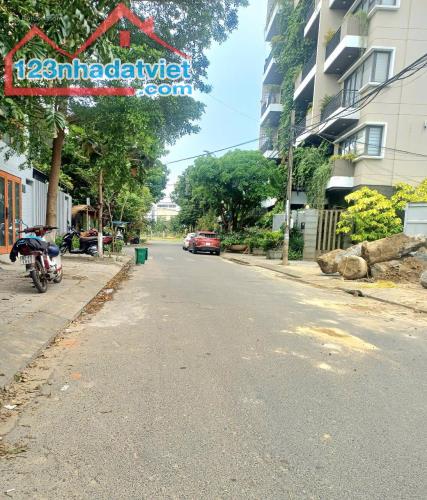 Bán đất 3 mặt tiền Lê Thước, DT 90m2 ngay sát Biển Mỹ Khê, giá 10 tỷ tl