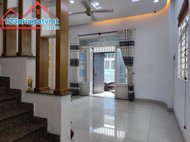 NHÀ ĐẸP - GIÁP CHỢ PHẠM VĂN BẠCH & QUANG TRUNG - HXH - DT 66M² - 3 TẦNG LẦU CHỈ 6.X TỶ - 2