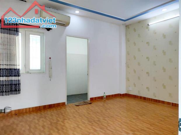 NHÀ ĐẸP - GIÁP CHỢ PHẠM VĂN BẠCH & QUANG TRUNG - HXH - DT 66M² - 3 TẦNG LẦU CHỈ 6.X TỶ - 5