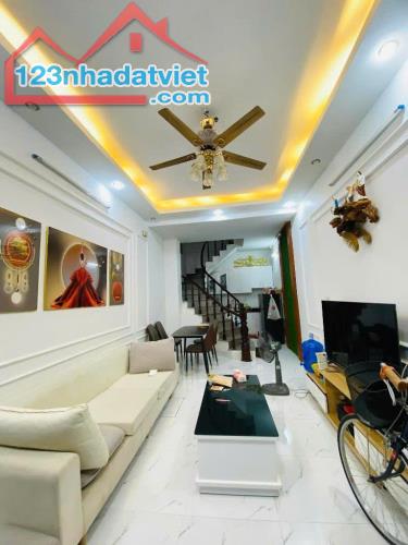 CẦN BÁN GẤP NHÀ PHỐ TÂN MAI HOÀNG MAI BA GÁC ĐỖ CỬA 32M 5 TẦNG GIÁ NHỈNH 6 TỶ