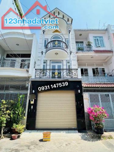 CHÍNH CHỦ BÁN GẤP NHÀ  MẶT TIỀN 2 LẦU GIÁ 1TỶ270TRIỆU - NGAY SAU LƯNG CHỢ BÌNH CHÁNH ĐANG