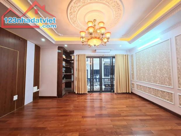 Bán Nhà Đội Cấn, Ba Đình - 35m², 5 Tầng, Mặt Tiền 4m, Thang Máy Nhập Khẩu - Chỉ 7Tỷ9!