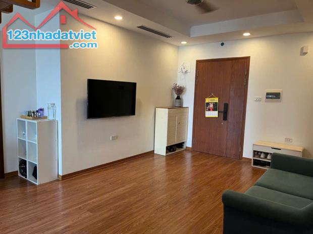 Bán chung cư Hà Nội Center Point ngã tư Hoàng Đạo Thúy 81m 3PN ban công ĐN có lốt ô tô