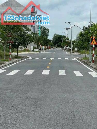 Chính chủ cần bán đất ngay KCN Vsip  đường Dt742 giá rẻ - 1