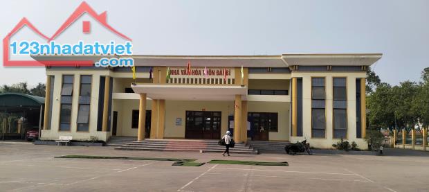 Đài Bi Uy Nỗ, ô tô đỗ cửa, xung quanh  rất nhiều quán bia
