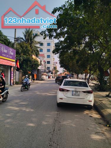 Đài Bi Uy Nỗ, ô tô đỗ cửa, xung quanh  rất nhiều quán bia - 1
