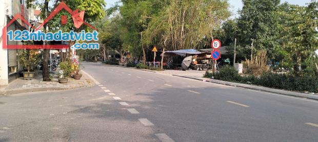 Đài Bi Uy Nỗ, ô tô đỗ cửa, xung quanh  rất nhiều quán bia - 2