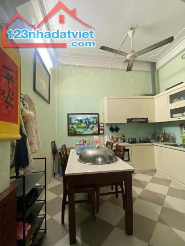 Bán nhà Dương Quảng Hàm, Cầu Giấy 42m2 x 5 tầng, giá 8,1 tỷ, cực gần phố
