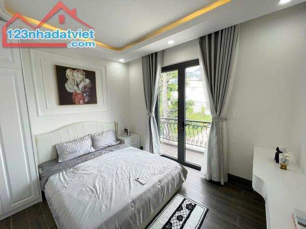 Nhà 3 tầng phong cách Tân Cổ Điển Khu TĐC Đất Lành.
 Dt 58m2 ngang 4m. Dt sàn: 151,1m2 - 1