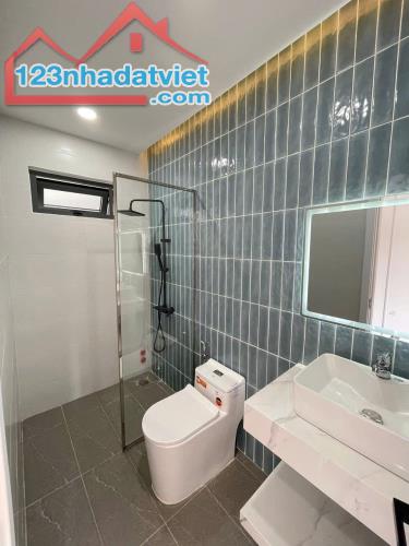 Nhà 3 tầng phong cách Tân Cổ Điển Khu TĐC Đất Lành.
 Dt 58m2 ngang 4m. Dt sàn: 151,1m2 - 2