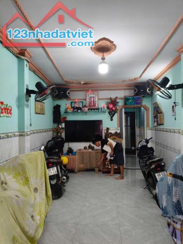 HƠN 2 TỶ CÓ NHÀ 3 TẦNG 6PN HẺM 3 GÁC THÔNG - CVPM QUANG TRUNG- TÂN CHÁNH HIỆP- QUẬN 12 - 2
