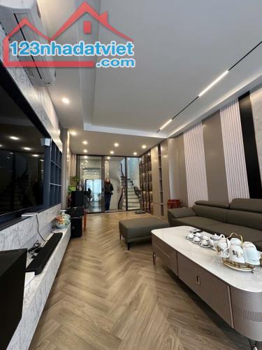 CỰC HIẾM : HOA KHÔI HỒNG TIẾN , 45m2, 7 TẦNG THANG MÁY, VIEW HỒ SÂN BAY, FULL NỘI THẤT CAO - 3