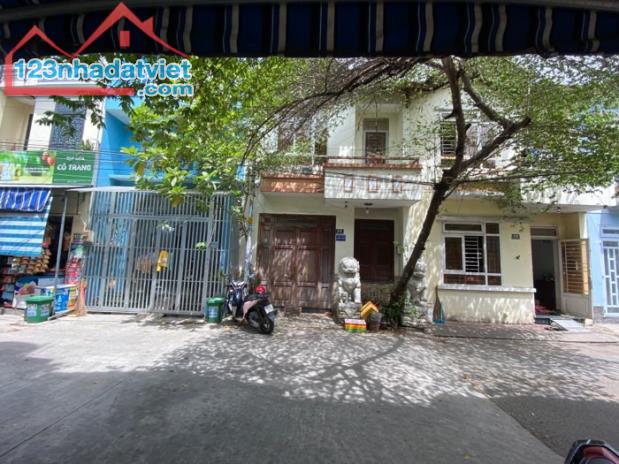 - Giảm chào 300tr - Giá mới 5 tỷ, - ĐƯỜNG 8M XE HƠI TRÁNH THÔNG - KO LỘ GIỚI - NẰM CẠNH AO