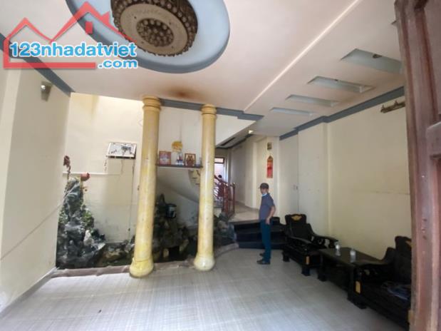 - Giảm chào 300tr - Giá mới 5 tỷ, - ĐƯỜNG 8M XE HƠI TRÁNH THÔNG - KO LỘ GIỚI - NẰM CẠNH AO - 1