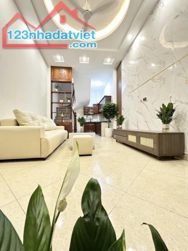 BÁN NHÀ HẺM XE HƠI 7m THÔNG, NGAY NHÀ KHÁCH BỘ CÔNG AN Q1